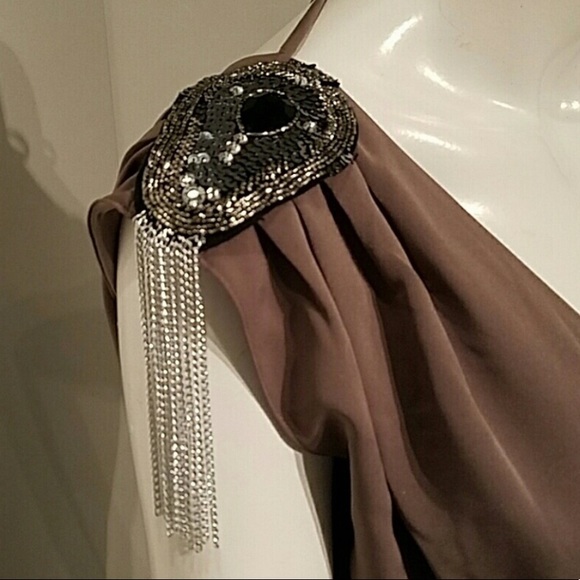 Embellished taupe dress with epaulettes - Picture 5 of 6